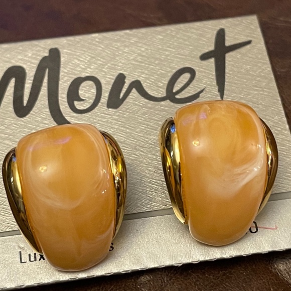 ***SOLD***Vintage Monet Luxury Clip Earrings - Picture 1 of 5